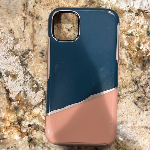 Assorted iPhone 11 Cases - Picture 15 of 16